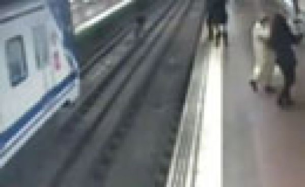 Vidéo: Il risque sa vie pour tirer un homme des rails d’une gare !
