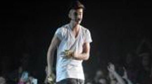 Justin Bieber : Des fans lui jettent leur iPhone !