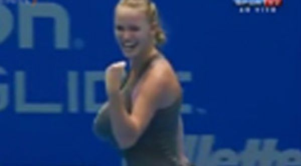 Caroline Wozniacki : sa parodie de Serena Williams qui fait polémique Caroline Wozniacki : sa parodie de Serena Williams qui fait polémique
