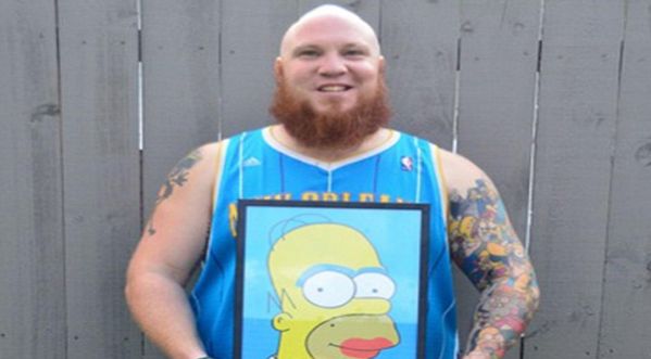Un homme se fait tatouer 41 Homer Simpson sur le bras !