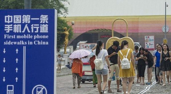Des trottoirs réservés aux utilisateurs de smartphones en Chine !!