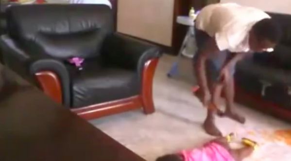 Vidéo choc : Un bébé roué de coups par sa nourrice!