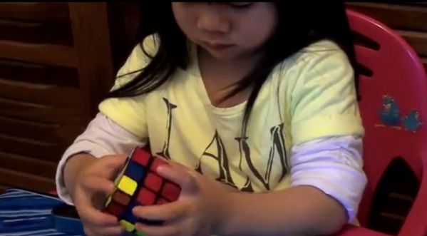 A seulement 2 ans, cette fillette résout un Rubik’s Cube en 70 secondes !!!