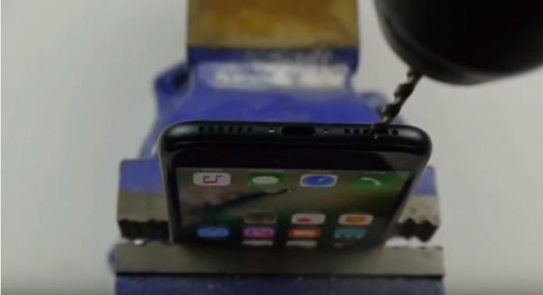 Iphone 7: Un youtubeur tente d’installer une prise Jack sur l’iphone avec une perceuse!