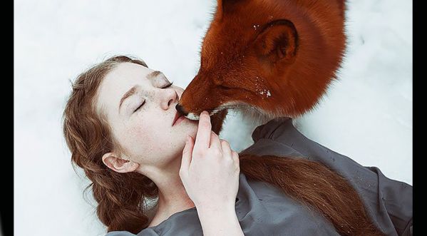 Une photographe crée des clichés sublimes avec des renards…et des roux!