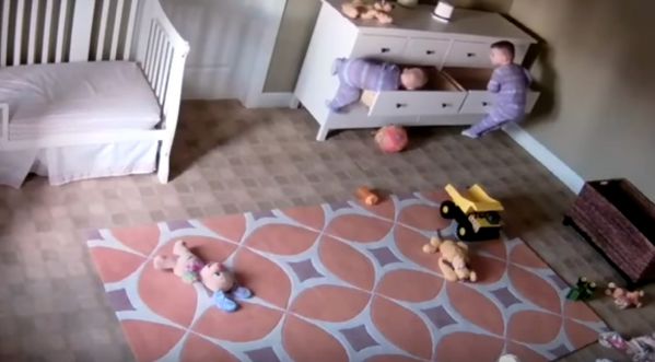 Un enfant de 2 ans sauve son frère jumeau coincé en dessous d’une armoire!