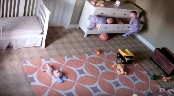 Un enfant de 2 ans sauve son frère jumeau coincé en dessous d'une armoire! Un enfant de 2 ans sauve son frère jumeau coincé en dessous d'une armoire!