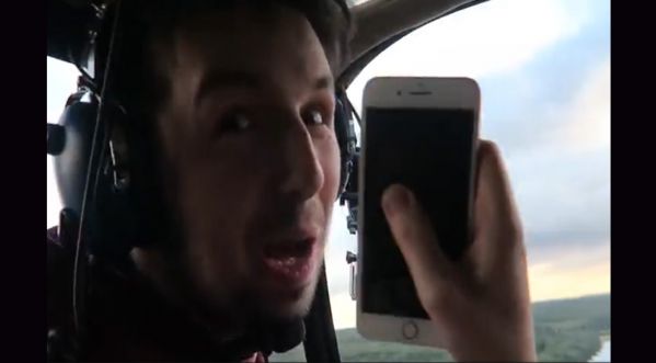 Un jeune homme jette son iPhone 7 depuis un hélicoptère!