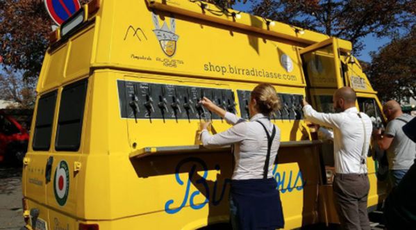 Un bus scolaire se transforme en distributeurs de bière