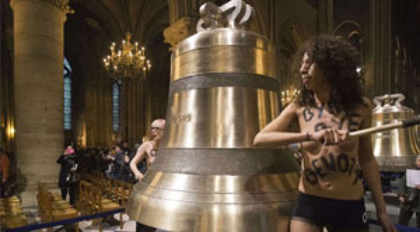 Seins nus, les FEMEN fêtent le départ du Pape !