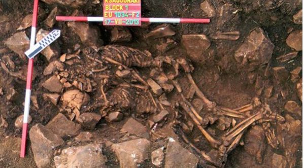 Un couple vieux de 6000 ans retrouvé enlacé sous terre!