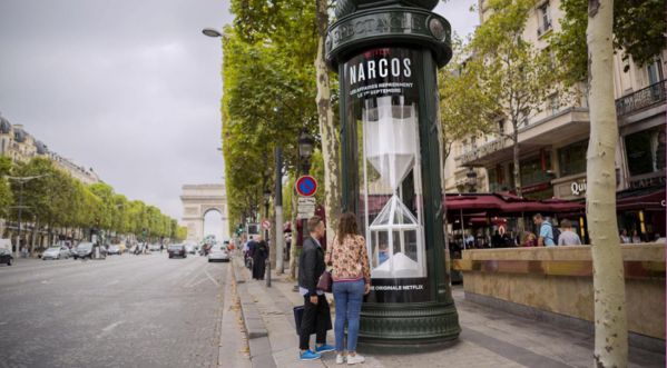 De la cocaïne disponible sur les Champs Elysees pour célébrer la troisième saison de Narcos