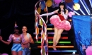 Katy Perry se lâche et embrasse un marin sur scène!