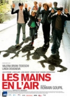 Les mains en l’air