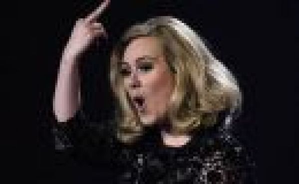 Scandale Adele : sa réaction digitale, le doigt de trop !
