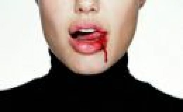 Angelina Jolie est cannibale.. Preuve en image !