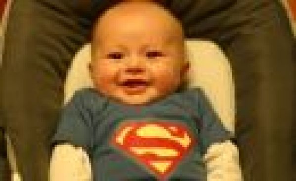 Un Super-Bébé qui grimpe au mur ? Impressionnant !