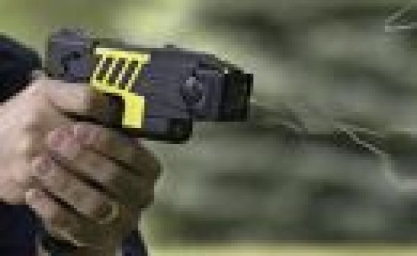 Un homme se fait taser et ne bronche pas ! Warrior !