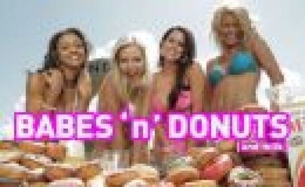 Des filles en bikini, du lait, des donuts et une voiture !