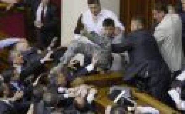 Quand les politiques se battent au Parlement !
