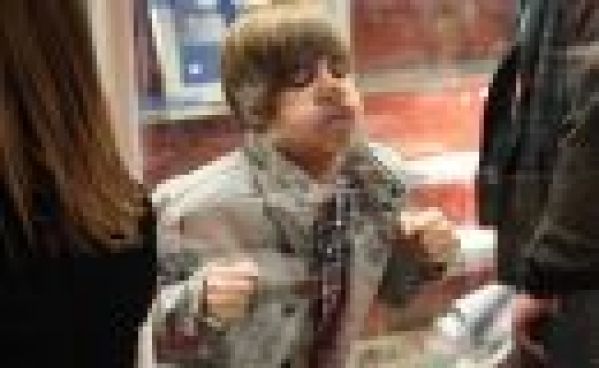 Justin Bieber se prend une vitre en pleine face !