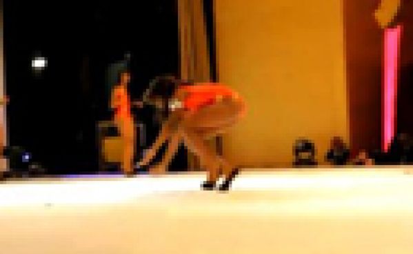 Chutes d’une mannequin, la cause : ses talons !