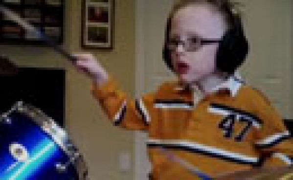 6 ans et déjà très doué à la batterie