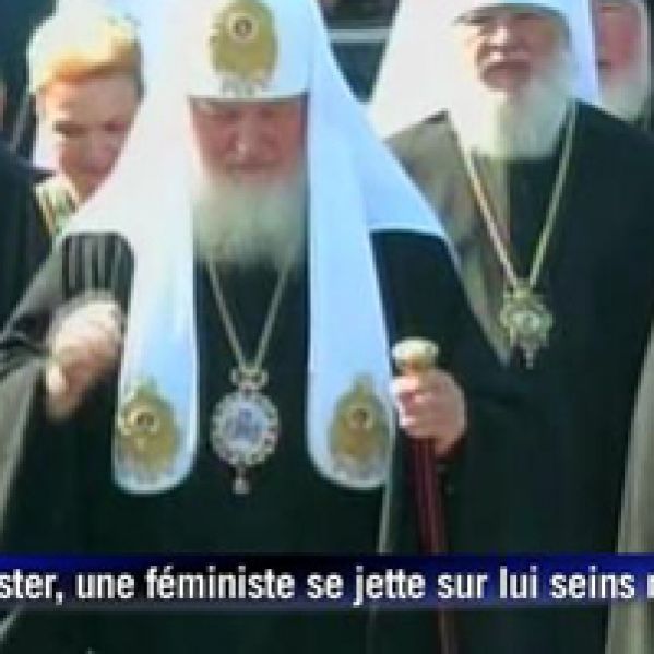 une militante se jette seins nus sur un prêtre en Russie