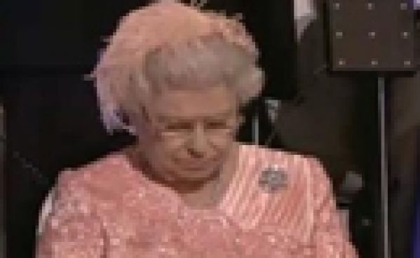 Cérémonie d’ouverture des JO : Elizabeth II s’ennuie royalement