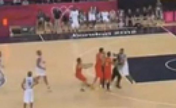 Basket : Nicolas Batum frappe un joueur espagnol