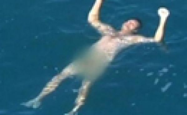 Sauvetage en direct d’un naufragé nu encerclé par les requins