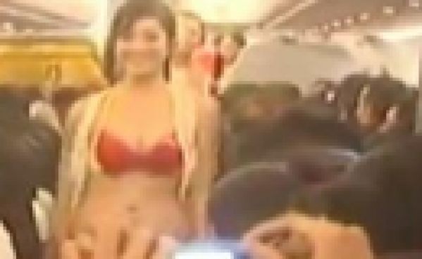 Vietjet Air fait défiler ses hôtesses en bikini