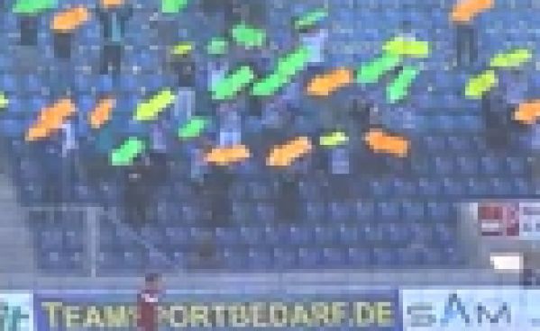 Des supporters aident leur équipe à marquer!