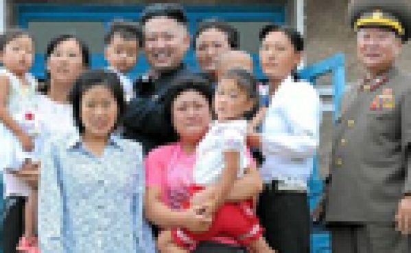 Kim Jong-Un pose à côté d’une famille terrorisée