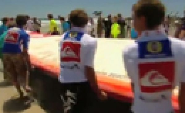 Record : 47 personnes surfent sur une même planche