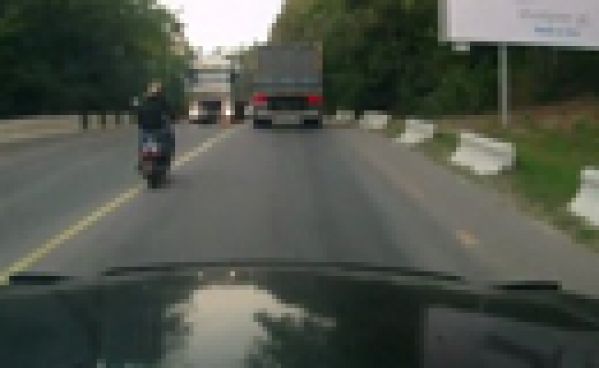 scooter vs camion