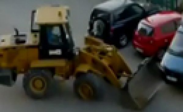 Un mec bourré fait un carnage en tractopelle