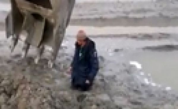 Coincé dans la boue il se fait libérer par une pelleteuse