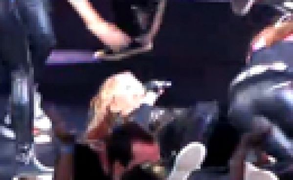Madonna tombe sur scène en plein concert