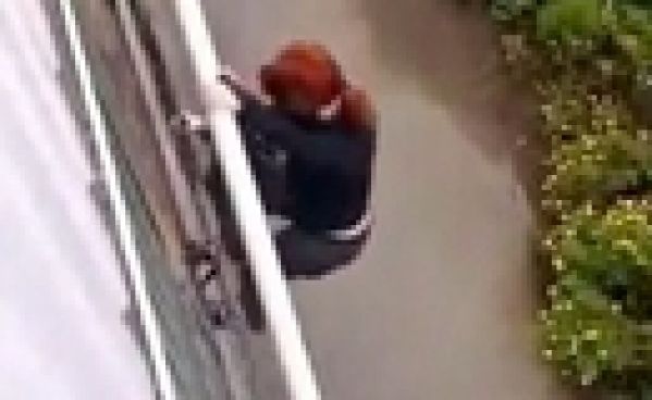 La maîtresse d’un homme essaye de s’échapper par la fenêtre