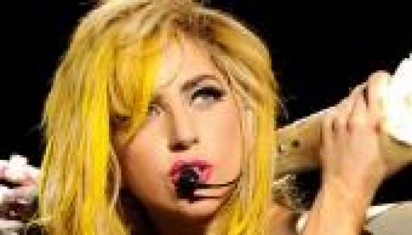 Lady Gaga fume un joint en plein concert à Amsterdam