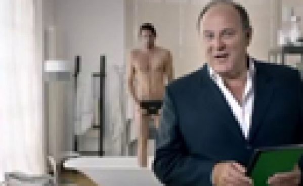 Camille lacourt nu pour une publicité..