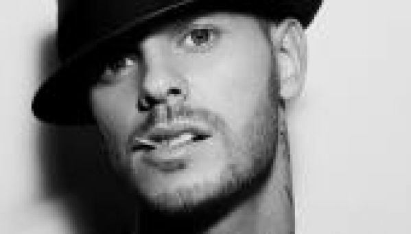 Matt Pokora sur scène dans la peau de Robin des bois!