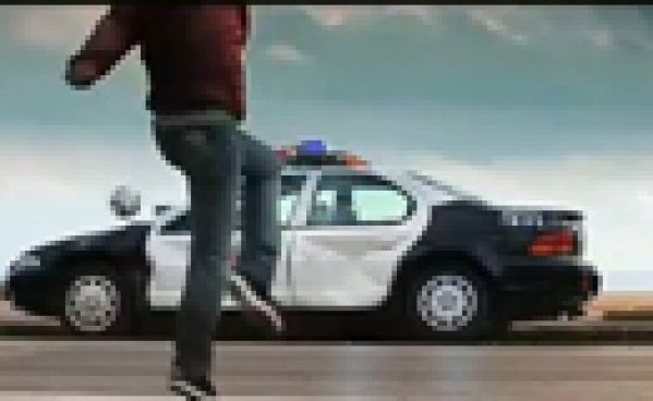 David Villa démolit une voiture de police