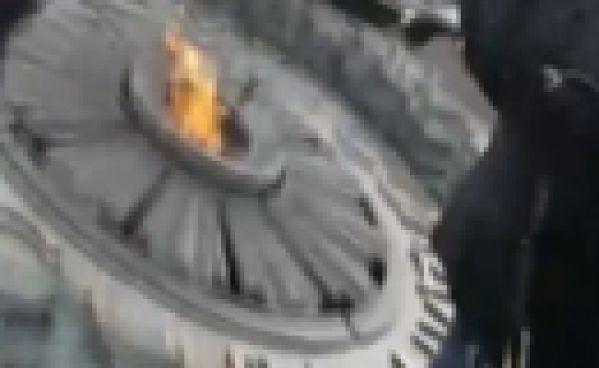 Une Ukrainienne se fait cuire un œuf sur la flamme du soldat inconnu