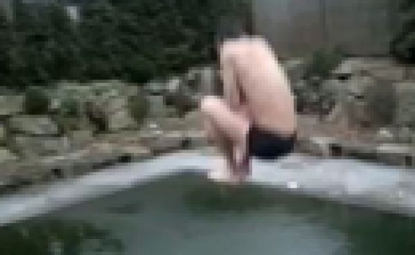 faire une bombe dans une piscine gelée