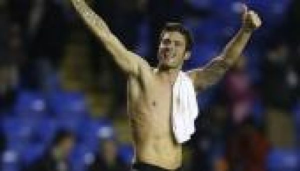 Olivier Giroud donne son maillot par erreur avant la fin du match !