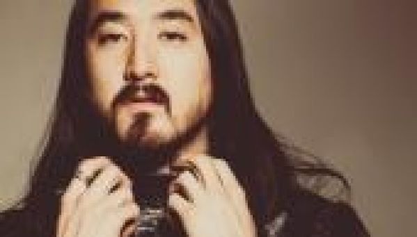 Steve Aoki rate un saut sur trampoline en plein concert