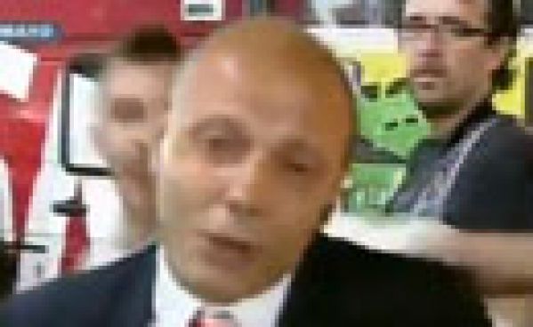 Choc : un journaliste se prend un coup de poing en direct !