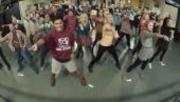 The Big Bang Theory : Le flash mob sur Call Me Maybe